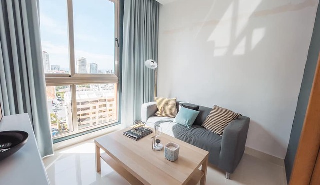 Bright & Spacious Apt In City central Getaway