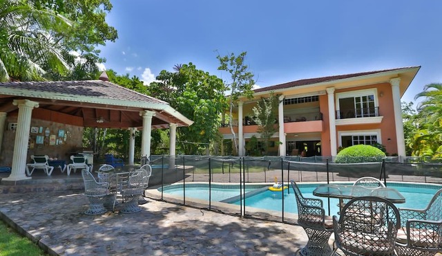 Huge 8BR Villa| Pool|HeatedJacuzzi| BBQ|DailyMaid in Juan Dolio
