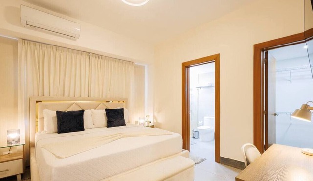 Stylish, Upscale City Center Condo, Pool & Gym in Santo Domingo