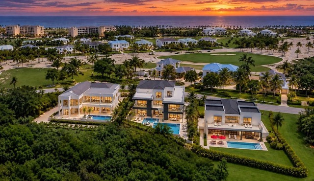 Las Palmas Estate: 3 luxury villas, pools, Jacuzzis, golf carts & staff in Punta Cana