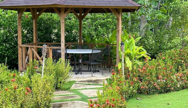 Tropical Getaway: Bungalow with Jacuzzi and Pool in Samaná