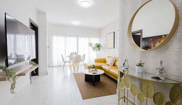 Stylish, City Center Condo, Fast Wi-Fi, Full AC.