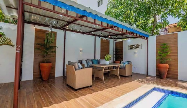 Radiant Roomy 5 Br Home with pool and parking in Santo Domingo