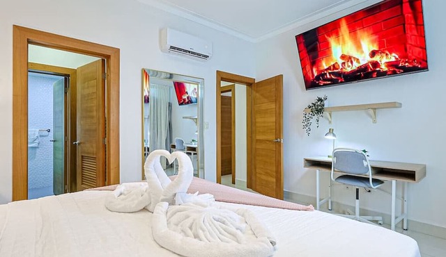Elegant City Center 2BD Apt, King Bed, Full AC, Fast Wi-Fi, Pool, Near all in Santo Domingo