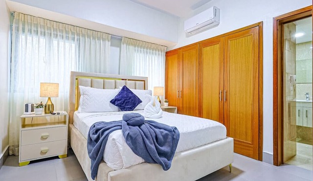 Luxury Centric Apt with Pool, Full AC, Fast Wi-Fi, Stunning City Views in Santo Domingo