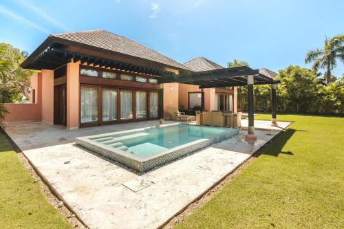 Bungalow with pool and backyard in Cap Cana