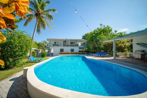 COZY 7BR Villa BIG POOL Close to beach