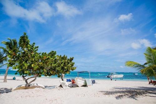 STEPS TO THE BEACH 2 Stunning condo 4 min walk to Bibijagua Beach and Catamarans in Punta Cana